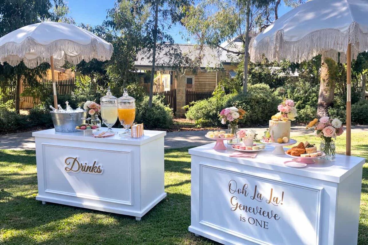 Sweet treats and popcorn carts as reception feature